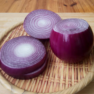 Cebola Grande Vermelha em Pacote de 25kg Crocante Suculenta Doce Picante Descascada Fresca Redonda de 7cm Marca Heli de Shandong Orgânica para Exportação - Product Image 4