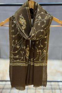 Châle Kashmiri en laine brodée traditionnelle Matériau en polyester à motif solide pour les événements d'hiver et les looks ethniques - Product Image 6