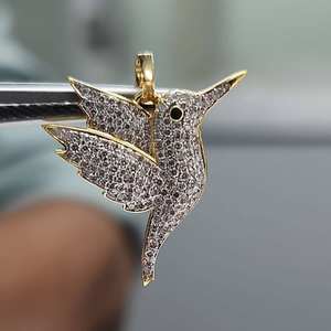 Colgante de Lujo de Colibrí con Moissanita y Baño de Oro de 18K sobre Plata de Ley, Joyería Hip Hop (Cercano al producto) - Product Image 1