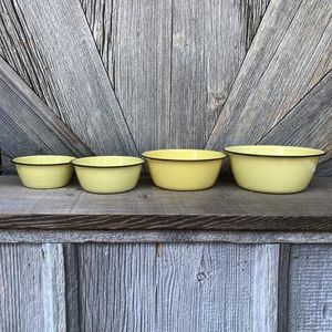 Elegantes cuencos de metal y hierro para servir con grabados florales Interiores de cocina clásicos y ajustes de mesa de fiesta con temática de primavera - Product Image 3