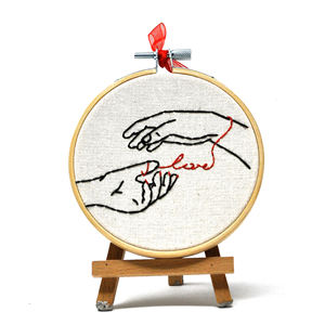 Kit de broderie fait main « Fil Rouge du Destin » et « Doigts Entrecroisés » – Art mural romantique minimaliste, taille du cerceau 10 cm - Product Image 1