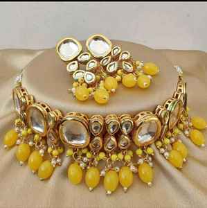 Magnifique ensemble de tour de cou Kundan indien traditionnel pour les festivals et les mariages pour femmes comprenant un collier et des boucles d'oreilles en laiton - Product Image 2