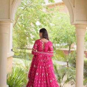 Lehenga Choli élégant en Georgette Premium avec imprimé Bandhej, sequins et broderies Zari, accompagné d'un Dupatta, prix de gros par Royal Exports - Product Image 6