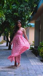 Maxi vestido ajustado y acampanado con estampado floral modesto y bonito para mujer, cuello cuadrado rosa y blanco con estilo dulce para primavera - Product Image 5