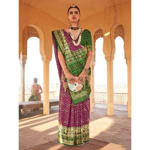 Sari de Seda Estampado Morado, Elegante Traje de Boda con Hermoso Seda Estampada para Ocasiones Especiales - Product Image 4