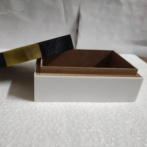 Doté d'un effet corne naturel réaliste réalisé avec une incrustation de résine, cette boîte est une belle pièce de décoration - Product Image 3