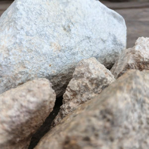 Le pyrophyllite, comme agent de remplissage, améliore la résistance aux chocs du plastique ABS, essentiel pour les composants de garniture extérieure automobile durables. - Product Image 1