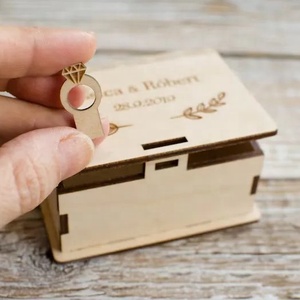 Boîte à bagues en bois personnalisée pour petite amie Style religieux Mariage Saint Valentin Cadeau - Product Image 1