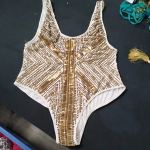 Sexy beige nouveau design robe sexy personnalisée pour la sortie à la plage ensemble de bikini perlé audacieux prêt à porter - Product Image 1