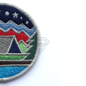 Parches de chenilla bordados a mano con flores personalizadas de alta calidad en MOQ bajo Suministro directo de fábrica Insignias de parche cosido - Product Image 4