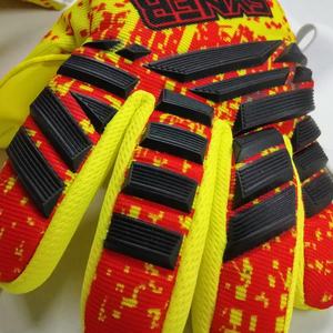 Syner Pro Gants de gardien de but de football pour jeunes et adultes Top Quality Latex Palm Extra Grip and Adjustable Wrist Wrap for Training - Product Image 6