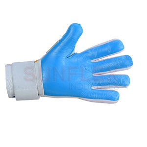 ถุงมือผู้รักษาประตูประสิทธิภาพสูง น้ำหนักเบา สำหรับทุกเพศ กันลื่น ระบายอากาศได้ดี ปิดด้วยแถบตีนตุ๊กแก ผลิตจากยางลาเท็กซ์เยอรมัน คุณภาพจากปากีสถาน - Product Image 5