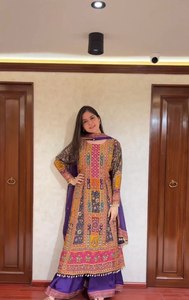 Diseñador Heavy Faux Georgette Digital Print Handwork Pakistani Party Suit para invierno - Product Image 2
