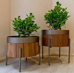 Jardinières en bronze sur des supports en métal noir, présentoirs végétaux à plusieurs niveaux, style industriel moderne, disponibles à des prix de gros. - Product Image 5