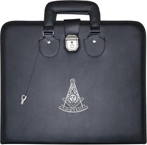 Estuche para Mandil de Maestro Masón Bordado a Máquina (Cuero Negro), Tamaño Provincial MM |   Bolsas de Transporte para Masones - Product Image 1