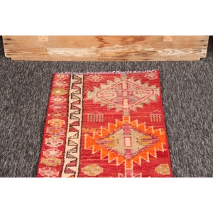 Petit tapis vintage 1,7 x 7,6 pieds, tapis turc, tapis géométrique rouge Herki - Product Image 2