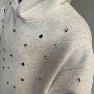 เสื้อฮู้ดดี้ผ้าเฟรนช์เทอร์รี่พิมพ์ลายดิจิทัล โลโก้สั่งทำได้ กระเป๋าเสื้อ ผ้าฝ้าย 100% สีพื้น ระบายอากาศ แห้งเร็ว ทรงปกติ - Product Image 2