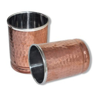 Verre à eau élégant en cuivre avec un design traditionnel, parfait pour un usage quotidien et offrant des bienfaits ayurvédiques authentiques pour la santé à la maison. - Product Image 2