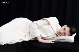 Luxe blanc nouveau Style col rond Long manteau pour les femmes avec ceinture MIAH cachemire long manteau cachemire tissu 20% cachemire 80% laine - Product Image 6