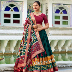 Lehenga de seda con costuras de diseño, hasta talla 42, con estampado Patola, adornos en lámina y forro de microalgodón. Colección de ropa festiva al por mayor. - Product Image 1