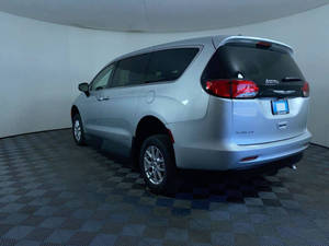 Propre et en bon état utilisé pour les sièges en cuir Voyager LX 4dr Mini-Van Turbo R18 FWD ACC Light Interior à vendre - Product Image 4