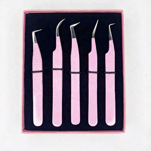 Pinzas para Pestañas Profesionales de Alta Calidad con Logotipo Personalizado, Color Rosa Bebé, Agarre de Diamante, Acero Inoxidable Suave y Duradero, Marca Privada - Product Image 1
