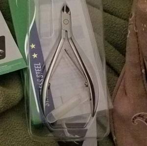 Herramientas para el cuidado de las uñas de alta calidad, pinzas profesionales para cutículas en acero inoxidable con revestimiento dorado Pakistan Maryam Enterprises - Product Image 4