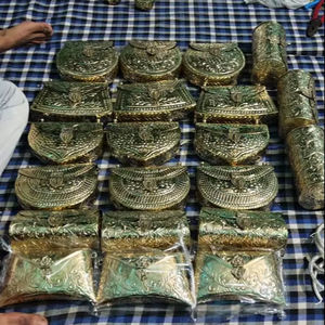 Pochette de soirée en laiton plaqué argent antique, avec motif en relief, finition métallique, pour occasions spéciales - Product Image 3