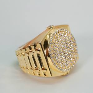 Impresionante anillo de diamantes de estilo hip hop para hombre en oro amarillo de 14 quilates, realzado con brillo mejorado y claridad VVS para acentuarlo. - Product Image 3