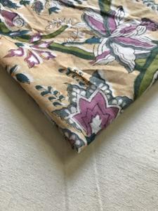 Tissu en coton imprimé à la main, motif floral de vignes Mughal avec motifs multicolores sur fond beige - Product Image 3