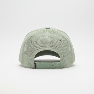 Casquette de camionneur en vert sauge vierge en gros avec patch de logo personnalisé, design d'ancre Ocean Drifters, casquette en maille - Product Image 5
