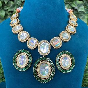 Conjunto de collar clásico de calidad superior de diseñador con pendientes con aspecto de diamante chapado en oro para fiestas y bodas para mujeres - Product Image 1