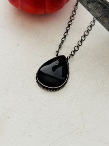 Collar con colgante de ónix hecho a mano Navajo con ajuste de bisel de plata esterlina chapado en rodio y oro - Product Image 2