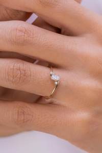 Anillo minimalista de tres piedras de diamante de corte ovalado cultivado en laboratorio, anillo de fiesta de compromiso fino de oro de 14 quilates para regalo de novia, aniversario - Product Image 2