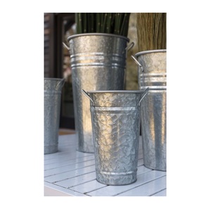 Vase à fleurs décoratif en métal avec découpes complexes pour rehausser la décoration intérieure des bureaux, des restaurants et des hôtels de luxe - Product Image 3