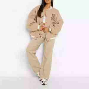 Veste d'université Letterman brodée personnalisée pour femmes avec logos et patchs personnalisés Veste de style universitaire respirante de qualité supérieure - Product Image 2