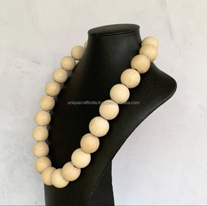 Collier en perles de bois et résine fait main pour femmes, bijoux élégants et tendance - Product Image 5