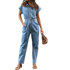 Traje vaquero de ajuste relajado para mujer en un acabado ligeramente desgastado con bolsillos de parche Traje vaquero de estilo utilitario para mujer - Product Image 1