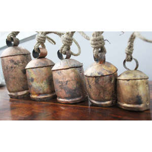 Juego de 5 Campanas de Vaca Harmony, Campanas Vintage con Cuerda de Yute, Acabado en Cobre Antiguo, Decoración para el Hogar de Mango - Product Image 3