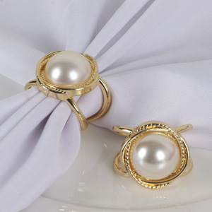 Les anneaux de serviette en métal et perles blanches les plus demandés incarnent la sophistication grâce à un design minimaliste et impactant. - Product Image 1