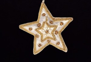 Adorno Colgante Premium Hecho a Mano con Cuentas, Hilo y Encaje para Decoración Festiva del Hogar y Eventos - Product Image 2