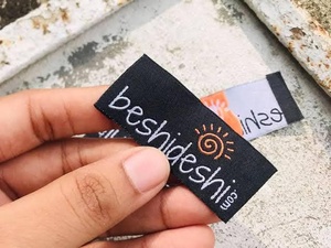 Etiqueta para el cuidado del cuello de goma satinada tejida con logotipo 3D de alta densidad y tamaño personalizado Dimensión de prensa de calor para ropa - Product Image 4