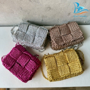 Lujoso bolso rectangular cruzado metálico con patrón tejido brillante - Product Image 1