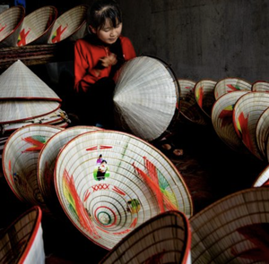 Chapeau conique vietnamien traditionnel en feuilles de palmier tissées à la main pour l'ombrage du soleil, port quotidien, fabriqué au Vietnam - Product Image 4