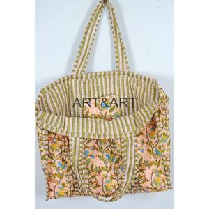 Sac à main imprimé pour femmes fait à la main, coton indien, sac de voyage imprimé tendance pour femmes, grand sac de shopping matelassé, sac de pique-nique en coton matelassé - Product Image 4