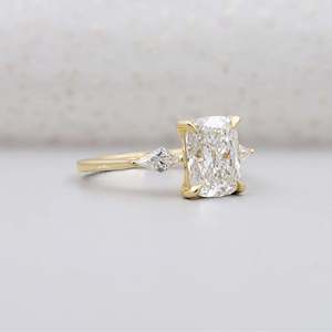 Anillo de Compromiso Certificado por IGI con Diamante de Corte Cojín y Piedra Lateral en Forma de Cometa de Oro Amarillo - Product Image 2