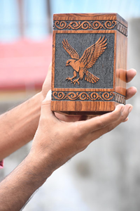 Urna de cremación de madera con águila grabada, recuerdo conmemorativo rústico, recuerdo conmemorativo personalizado, urnas de cremación para cenizas humanas - Product Image 3