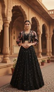 Ensemble coordonné pour femme : Crop top en crêpe naturel et blazer cintré épais, idéal pour les soirées et les occasions décontractées - Product Image 2