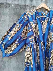 Vestido Midi Bohemio Kyra de Algodón con Estampado a Mano de Tigre Azul y Lazos, Vestido Informal para Mujer - Product Image 3