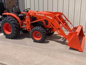 Tractor Agrícola LA526 Rojo 4x4 con Transmisión de Engranajes, Motor de 70HP, Alta Productividad - Product Image 1